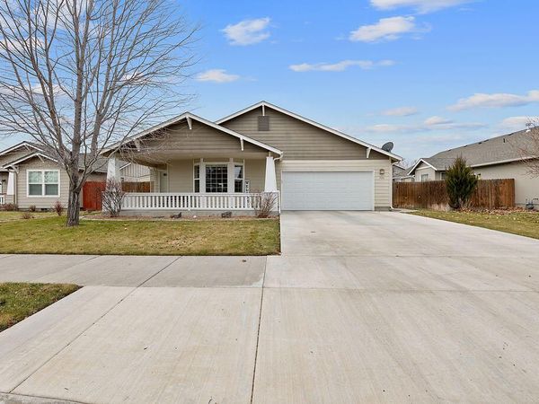 736 NE Sandstone Court, Prineville, OR 97754