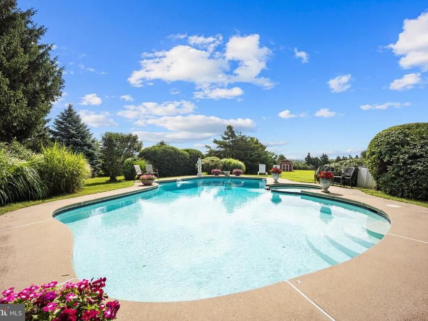 215 E Dark Hollow Road, Pipersville, PA 18947 Main Photo