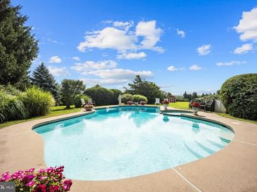 215 E DARK HOLLOW ROAD , PIPERSVILLE, PA 18947