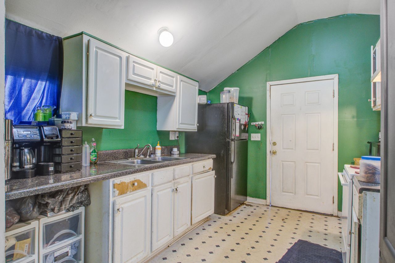 2055 Beech Avenue Photo 10