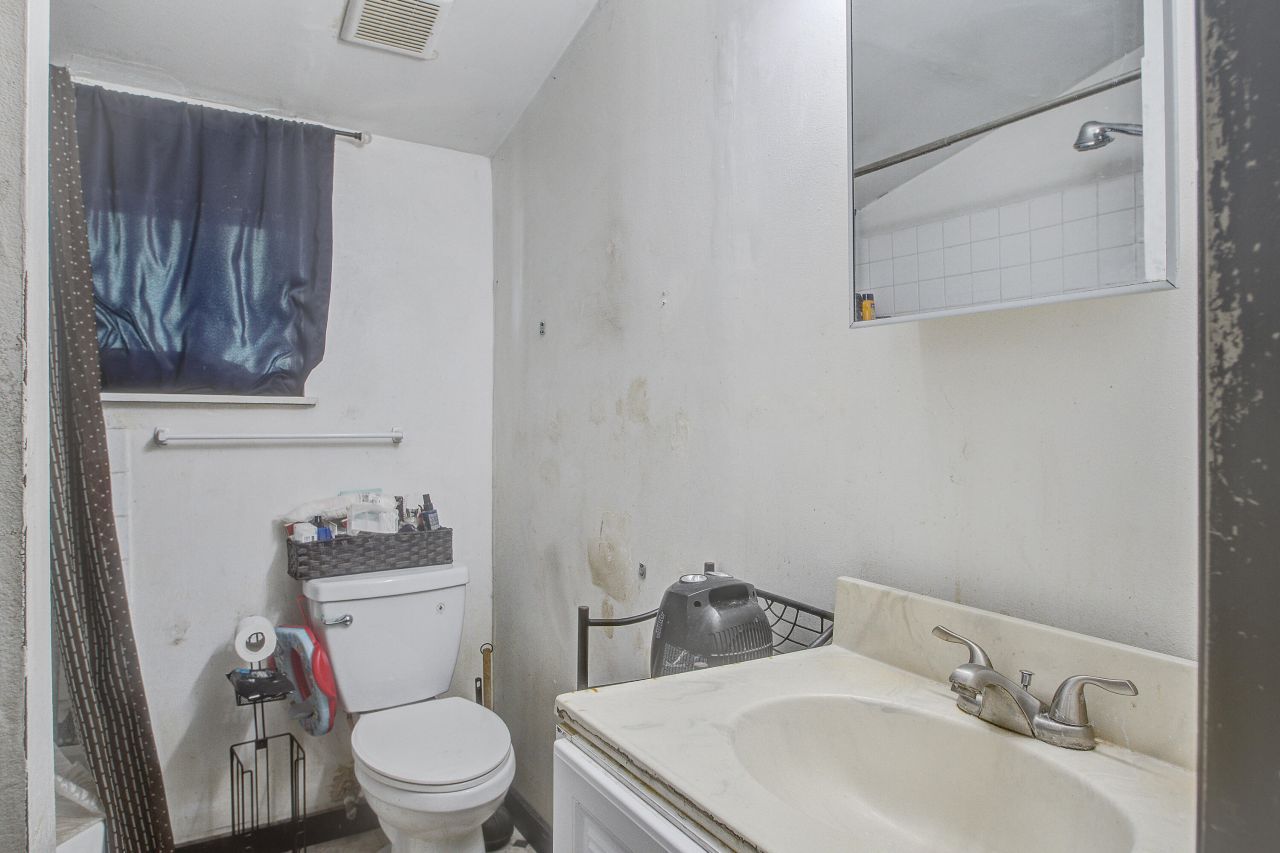 2055 Beech Avenue Photo 13