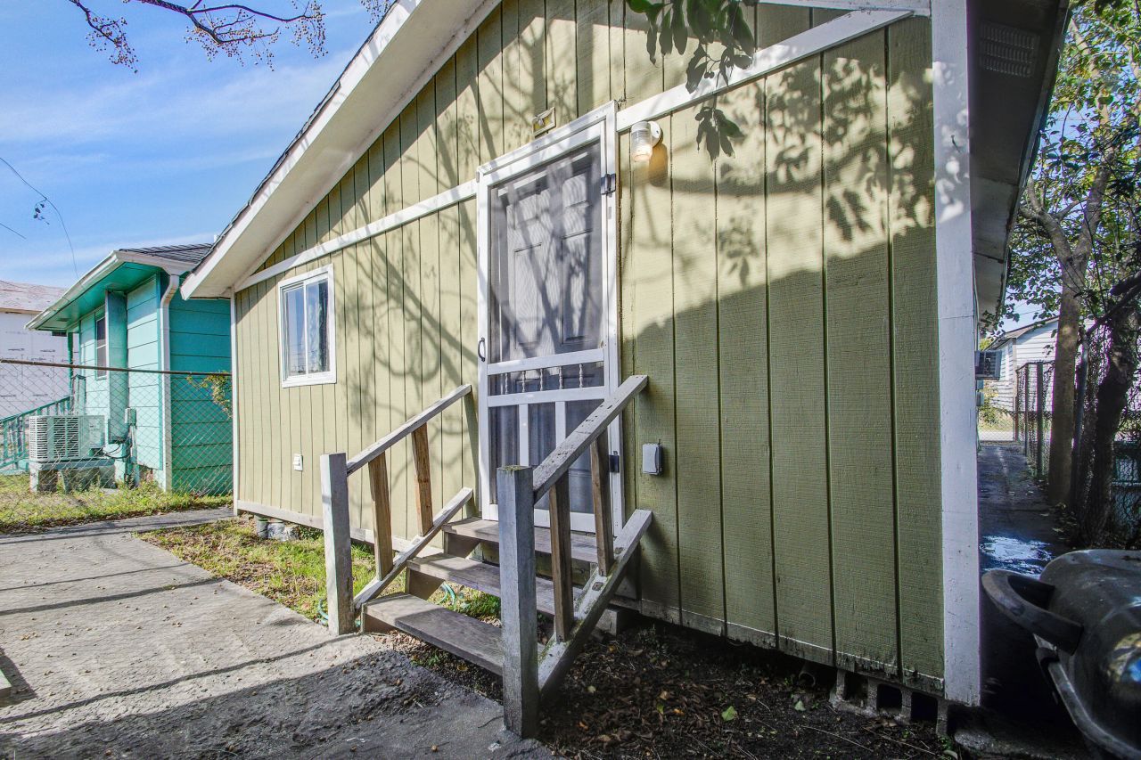 2055 Beech Avenue Photo 17