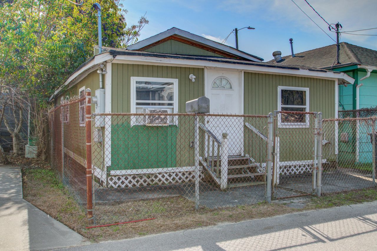 2055 Beech Avenue Photo 3