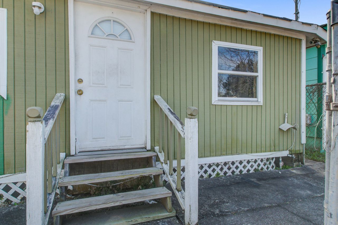 2055 Beech Avenue Photo 4