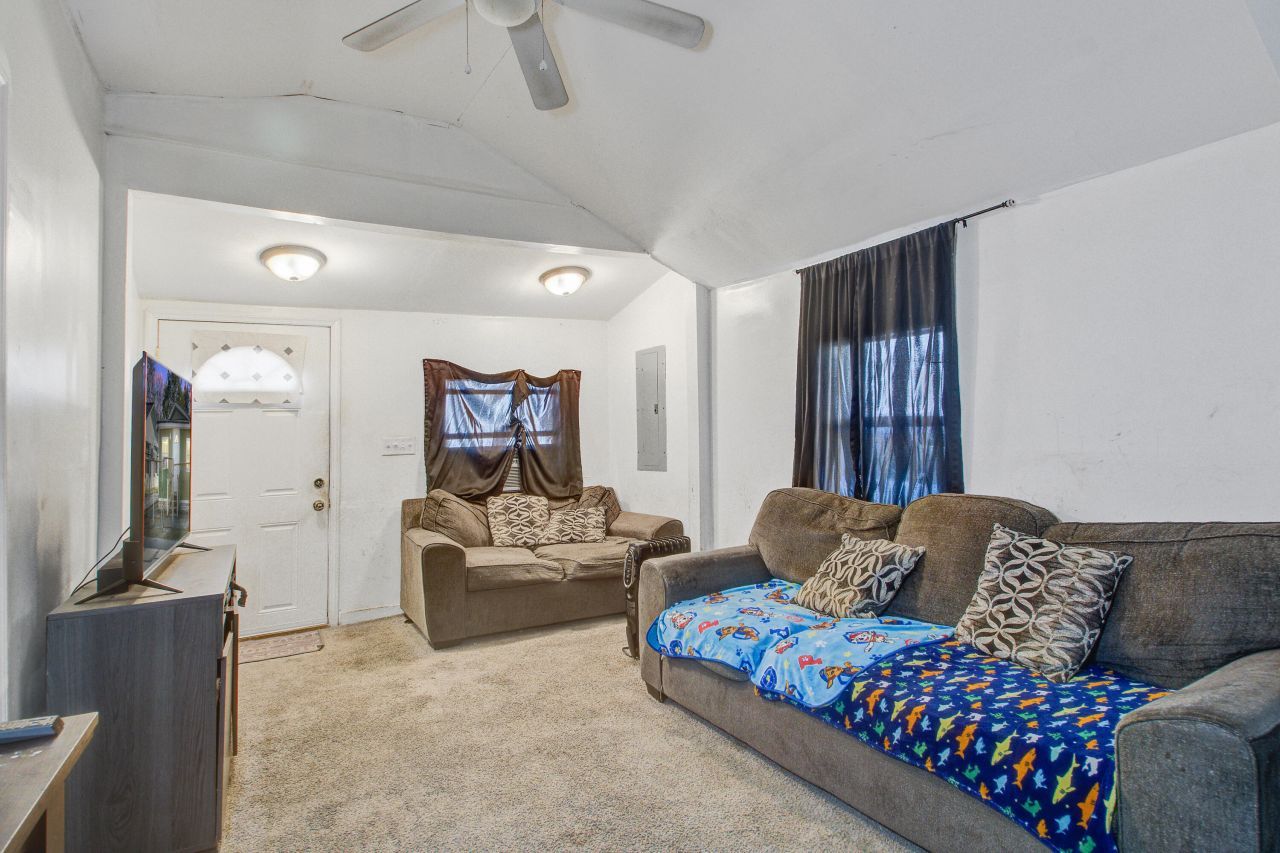 2055 Beech Avenue Photo 6