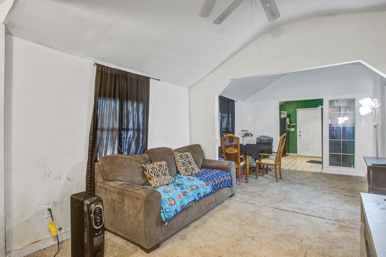 2055 Beech Avenue Photo 7