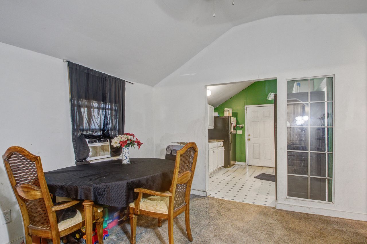 2055 Beech Avenue Photo 8