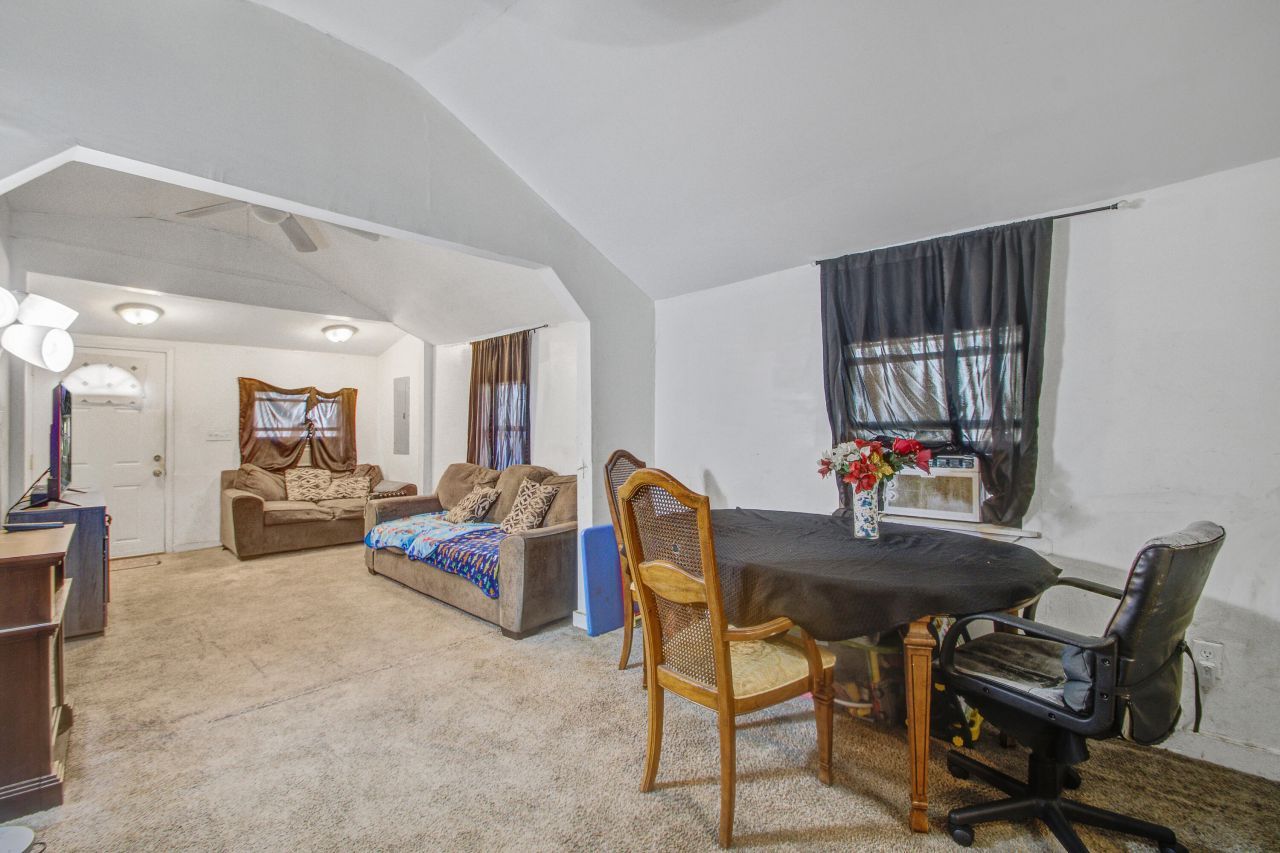 2055 Beech Avenue Photo 9