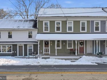 33 E MAIN STREET, ADAMSTOWN, PA 19501