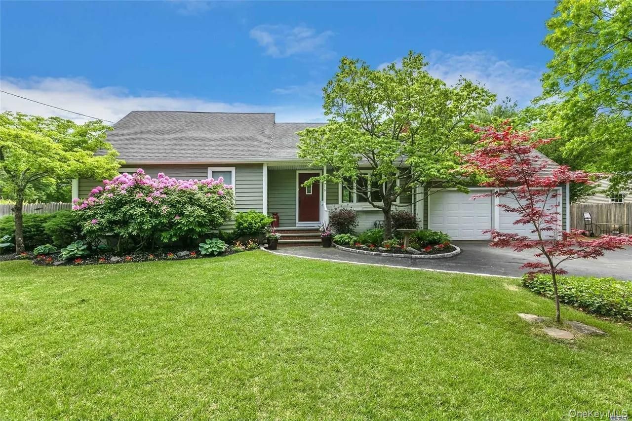 219 Pond Road, Bohemia, NY 11716 Main Photo