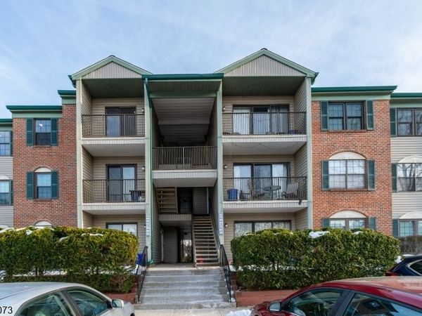 69 Fisher Dr, Franklin, NJ 08823