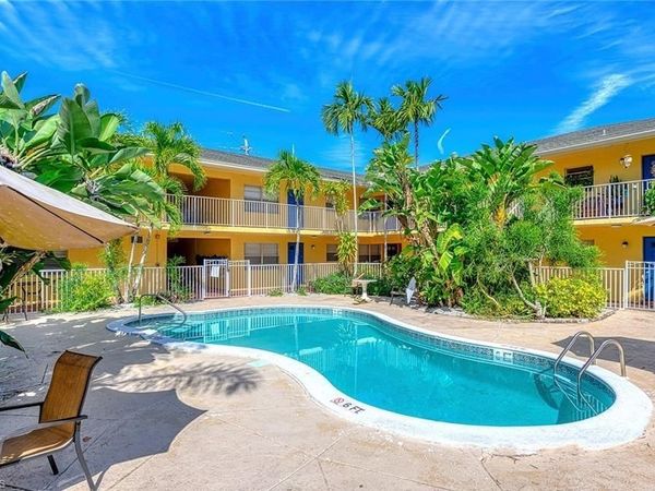 4290 Gulfstream DR, Unit 5, NAPLES, FL 34112
