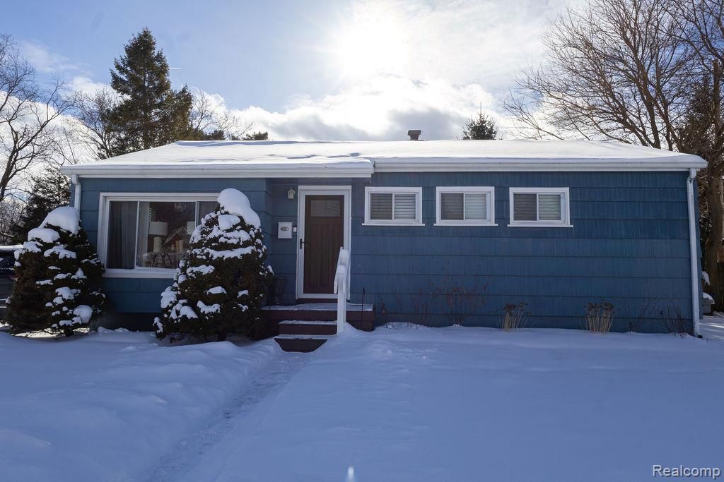 823 Southwood Drive, Fenton, MI 48430 Main Photo