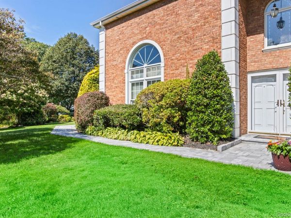 77 The Woods, Commack, NY 11725