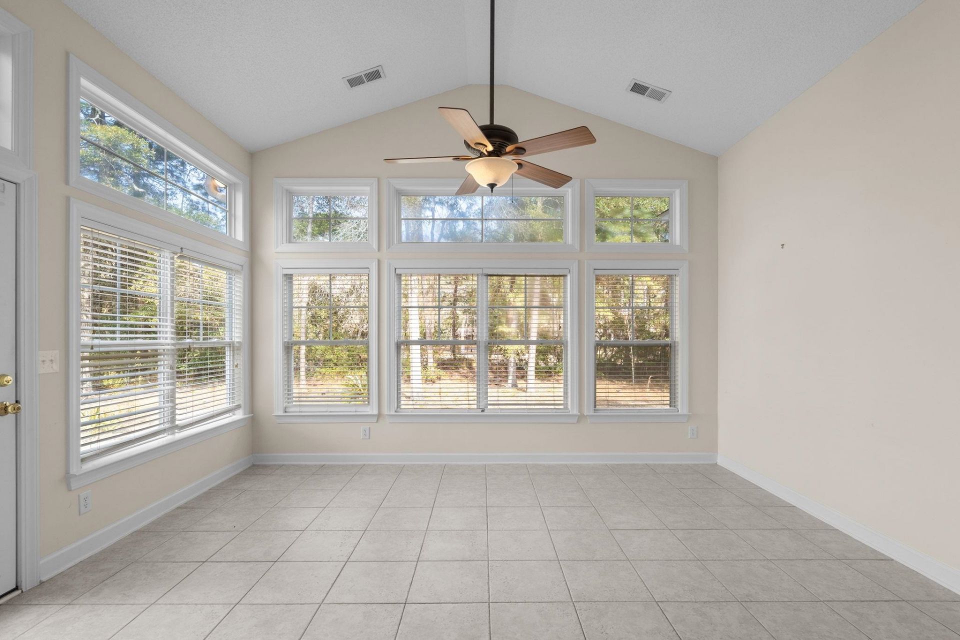 242 Barony Pl. Photo 14
