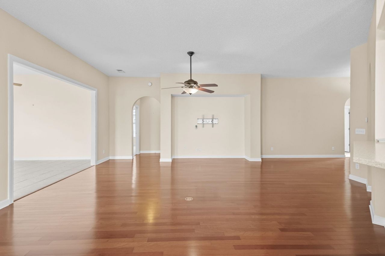 242 Barony Pl. Photo 6