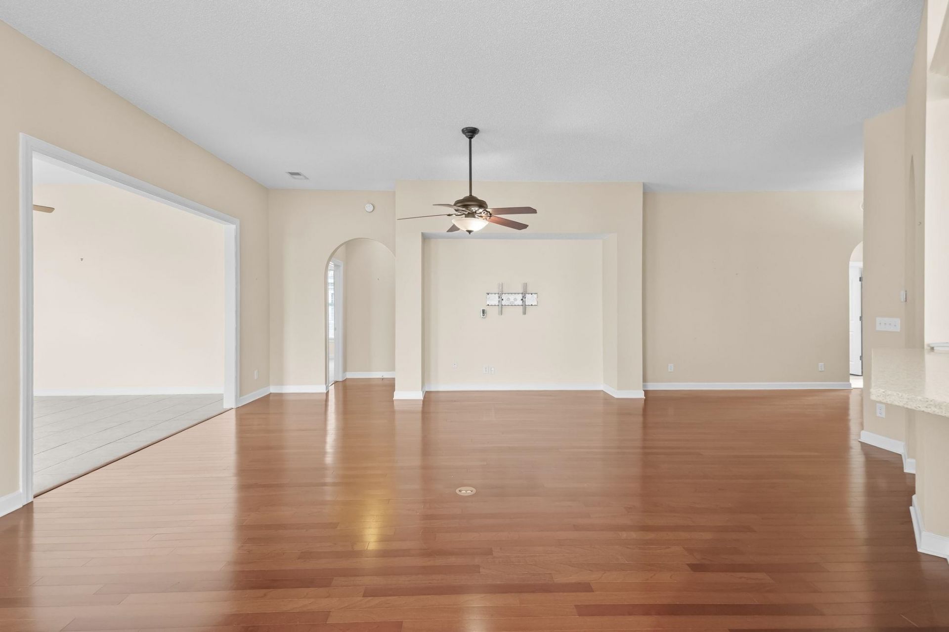 242 Barony Pl. Photo 7