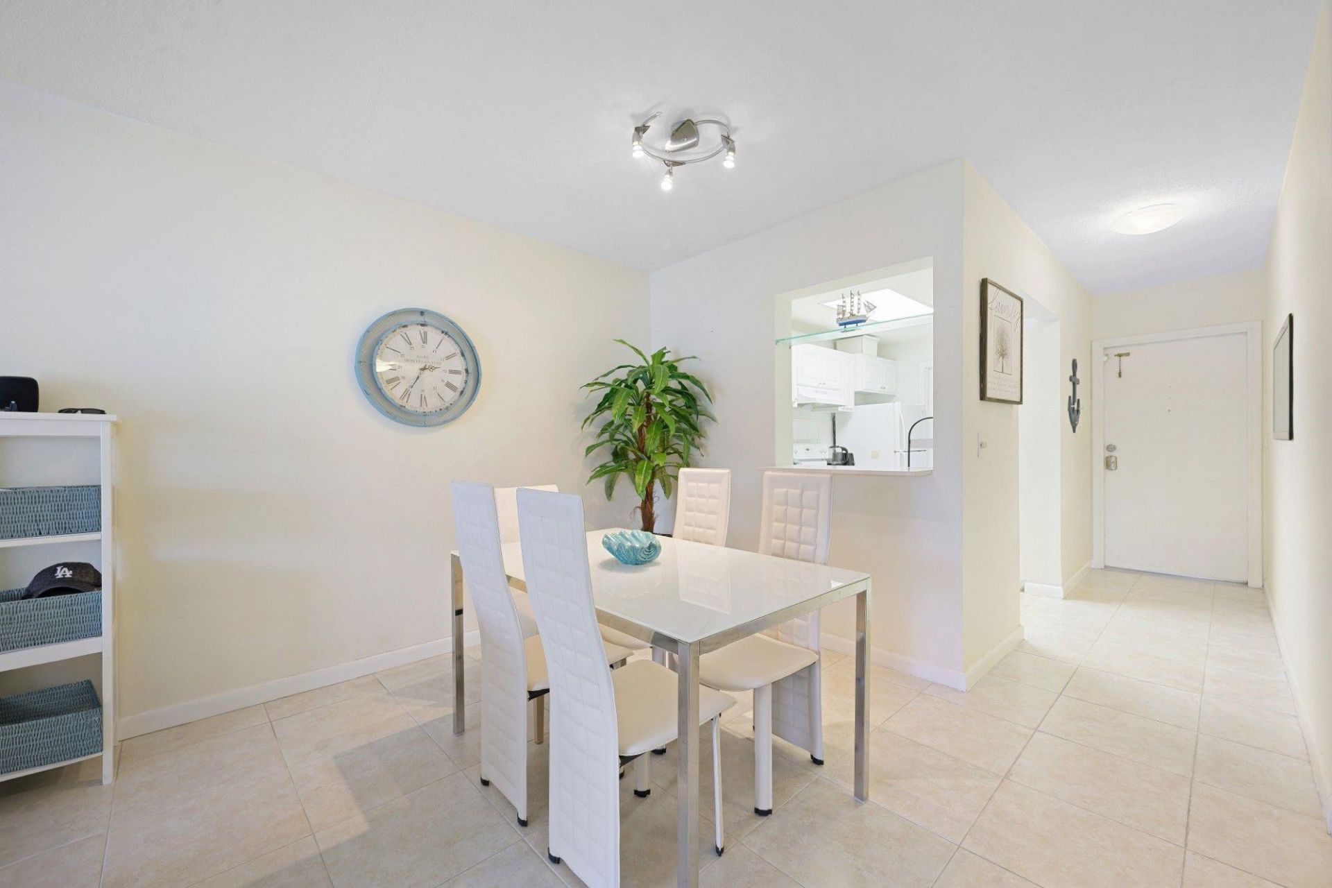 470 Paradise Isle Boulevard, Unit 206, Hallandale Beach, FL 33009 Photo