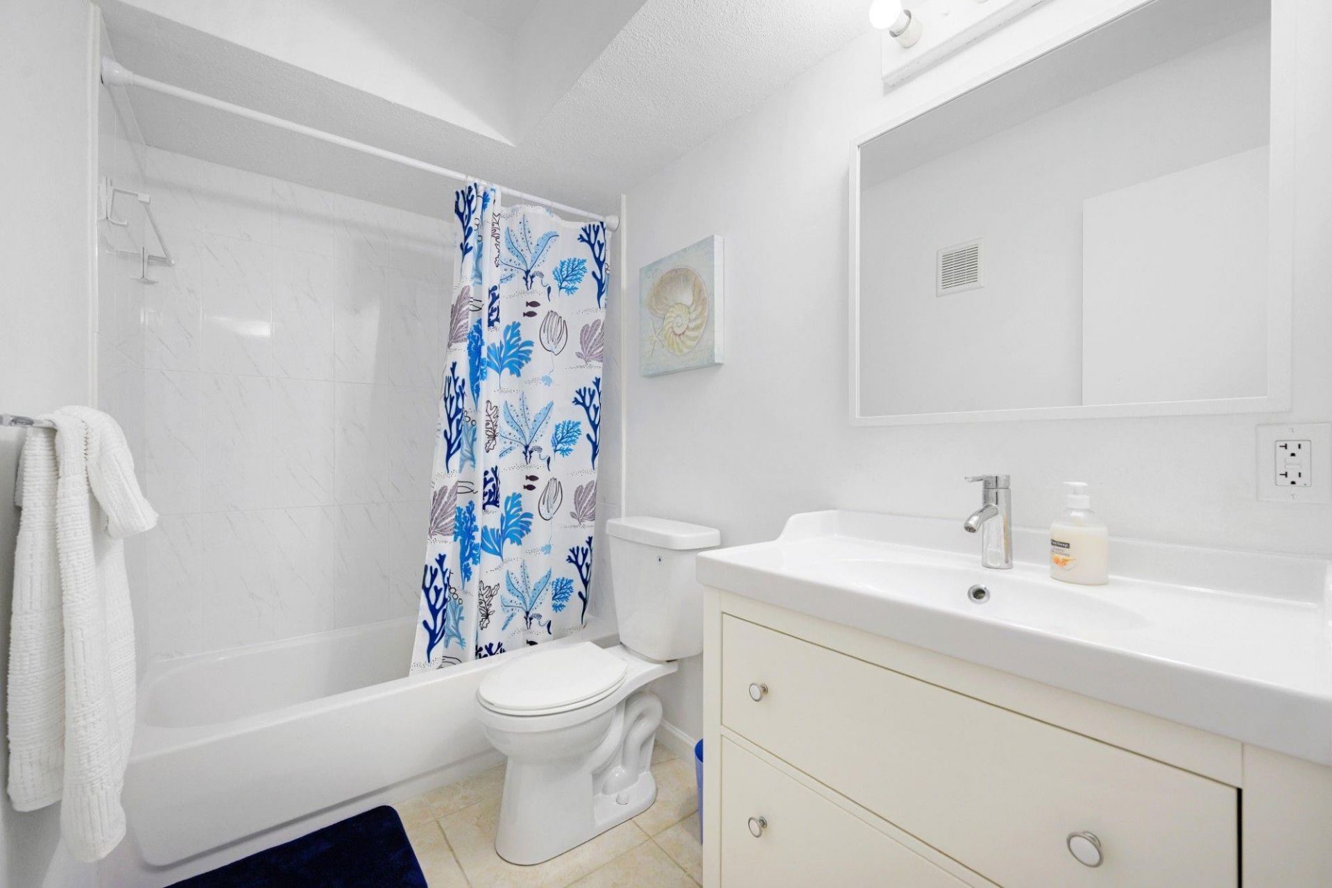 470 Paradise Isle Boulevard, Unit 206, Hallandale Beach, FL 33009 Photo