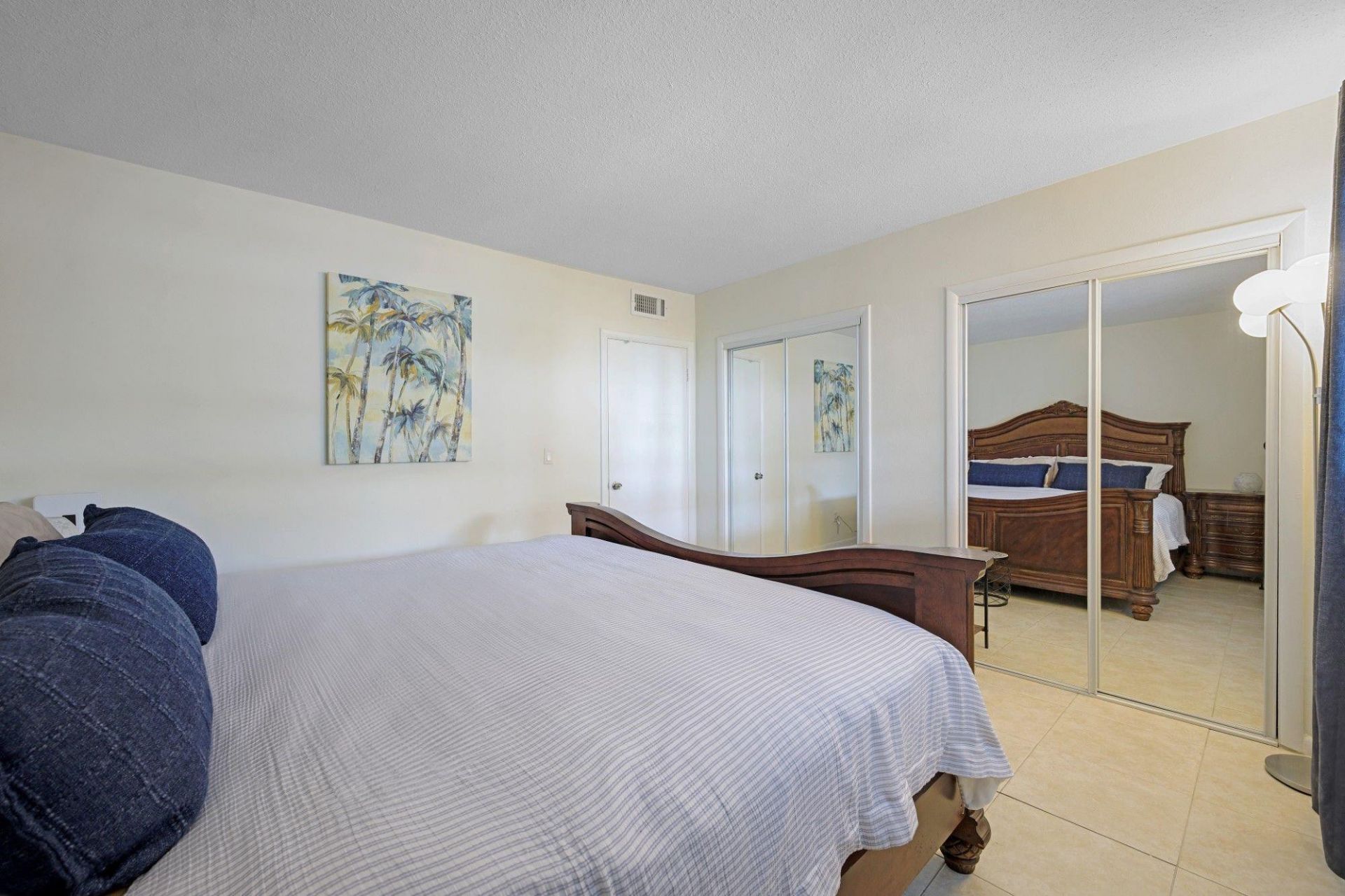 470 Paradise Isle Boulevard, Unit 206, Hallandale Beach, FL 33009 Photo