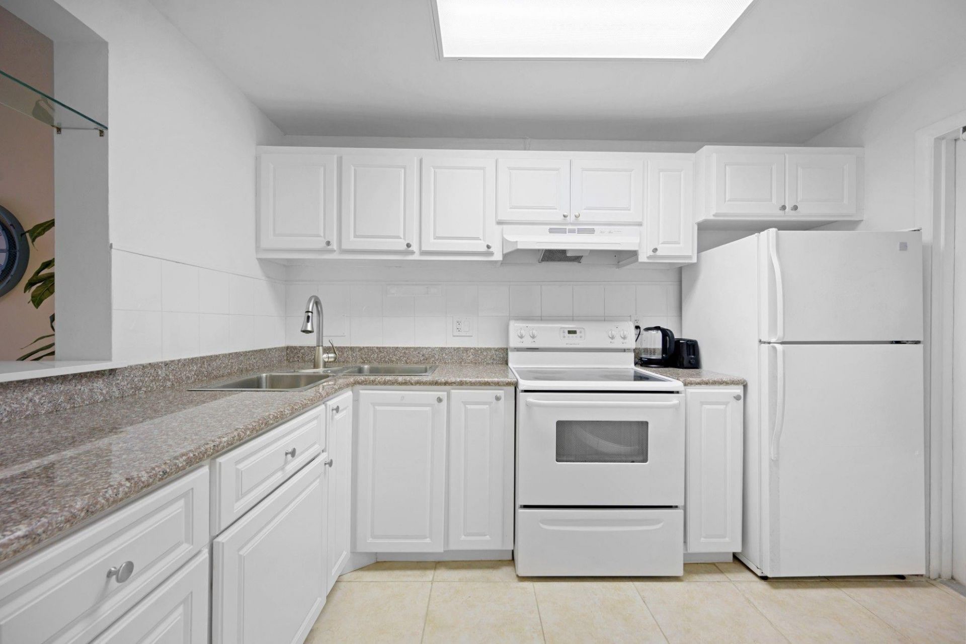 470 Paradise Isle Boulevard, Unit 206, Hallandale Beach, FL 33009 Photo