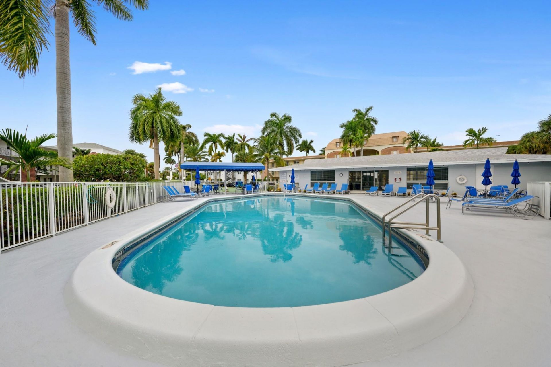 470 Paradise Isle Boulevard, Unit 206, Hallandale Beach, FL 33009 Photo