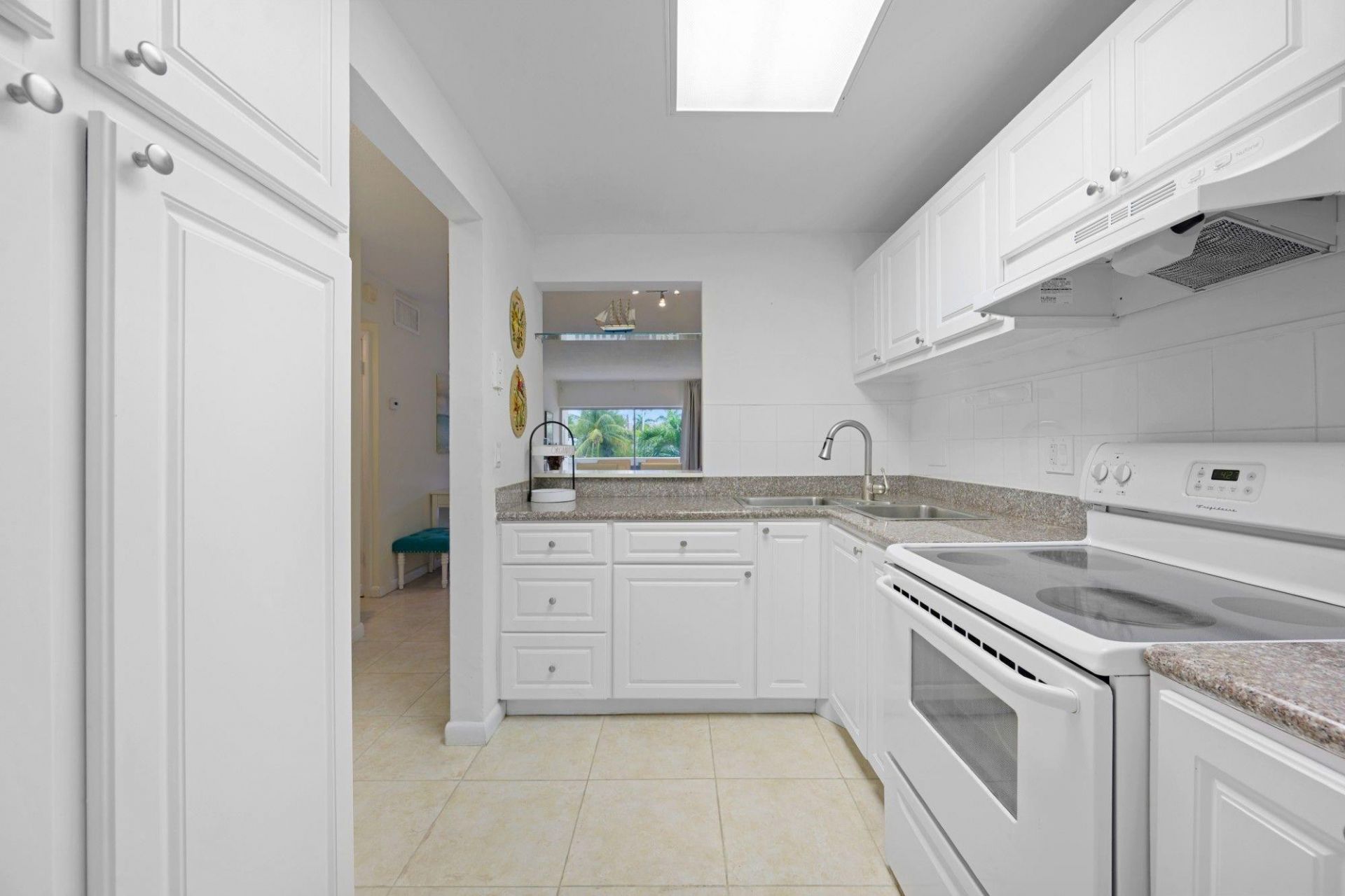 470 Paradise Isle Boulevard, Unit 206, Hallandale Beach, FL 33009 Photo