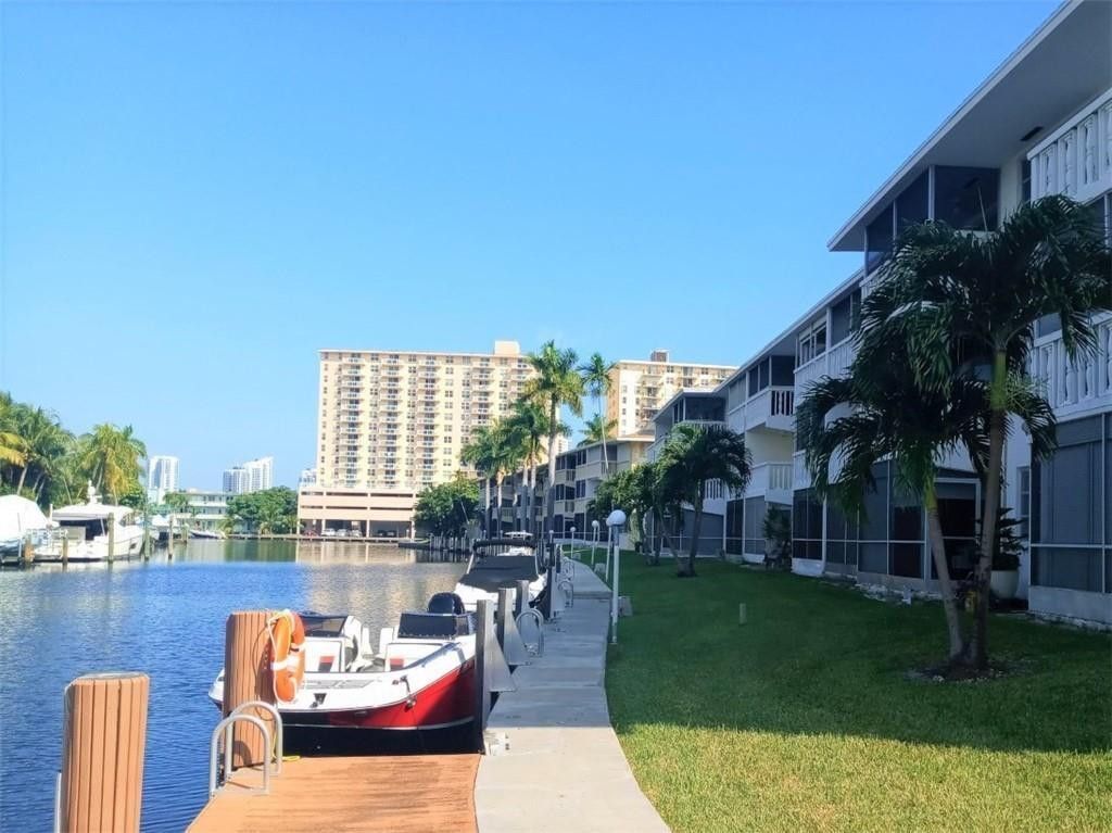 470 Paradise Isle Boulevard, Unit 206, Hallandale Beach, FL 33009 Photo
