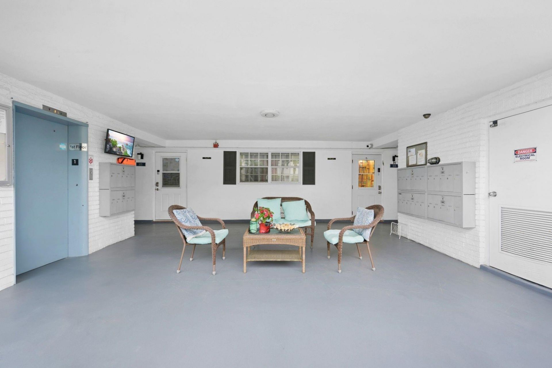 470 Paradise Isle Boulevard, Unit 206, Hallandale Beach, FL 33009 Photo