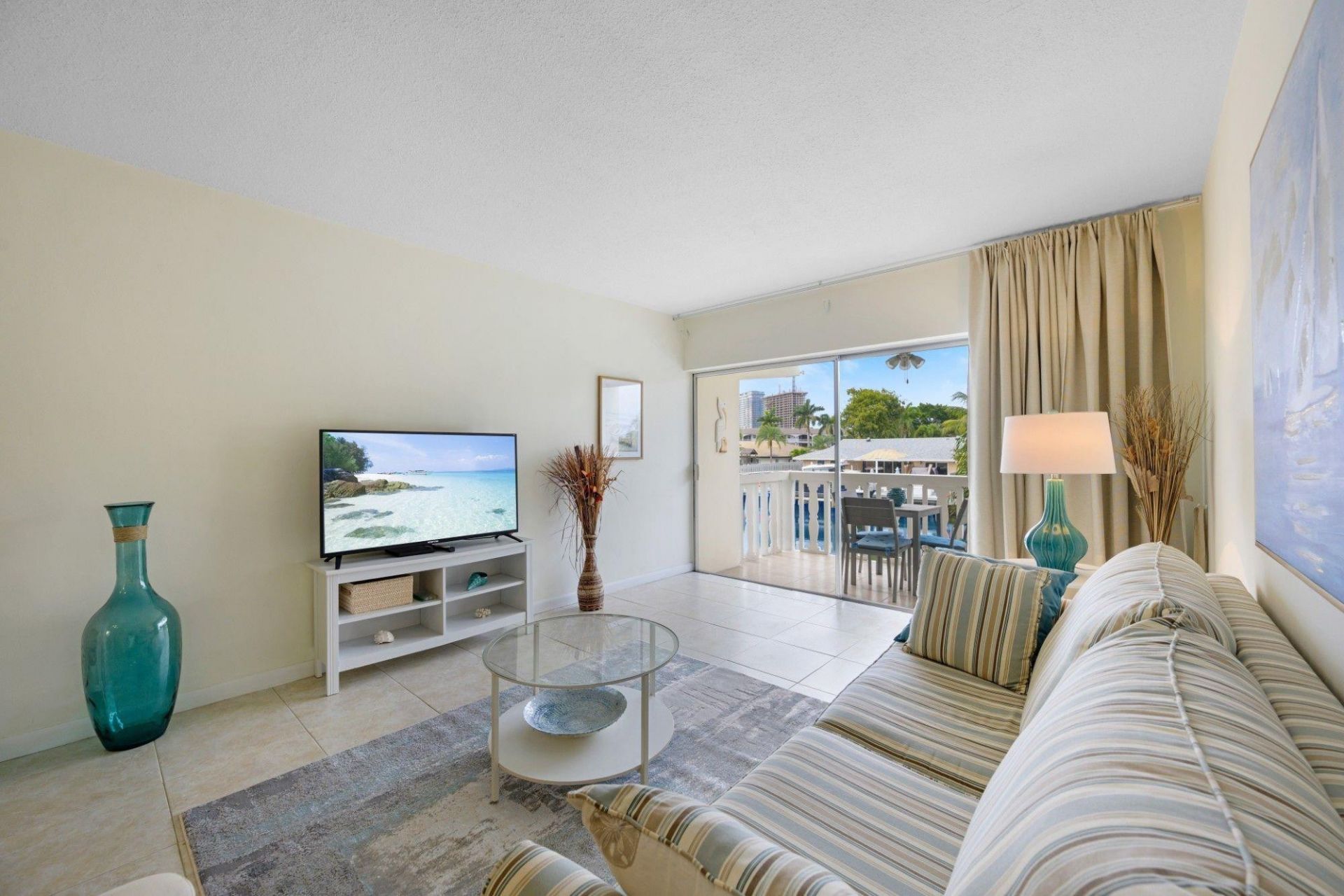 470 Paradise Isle Boulevard, Unit 206, Hallandale Beach, FL 33009 Photo