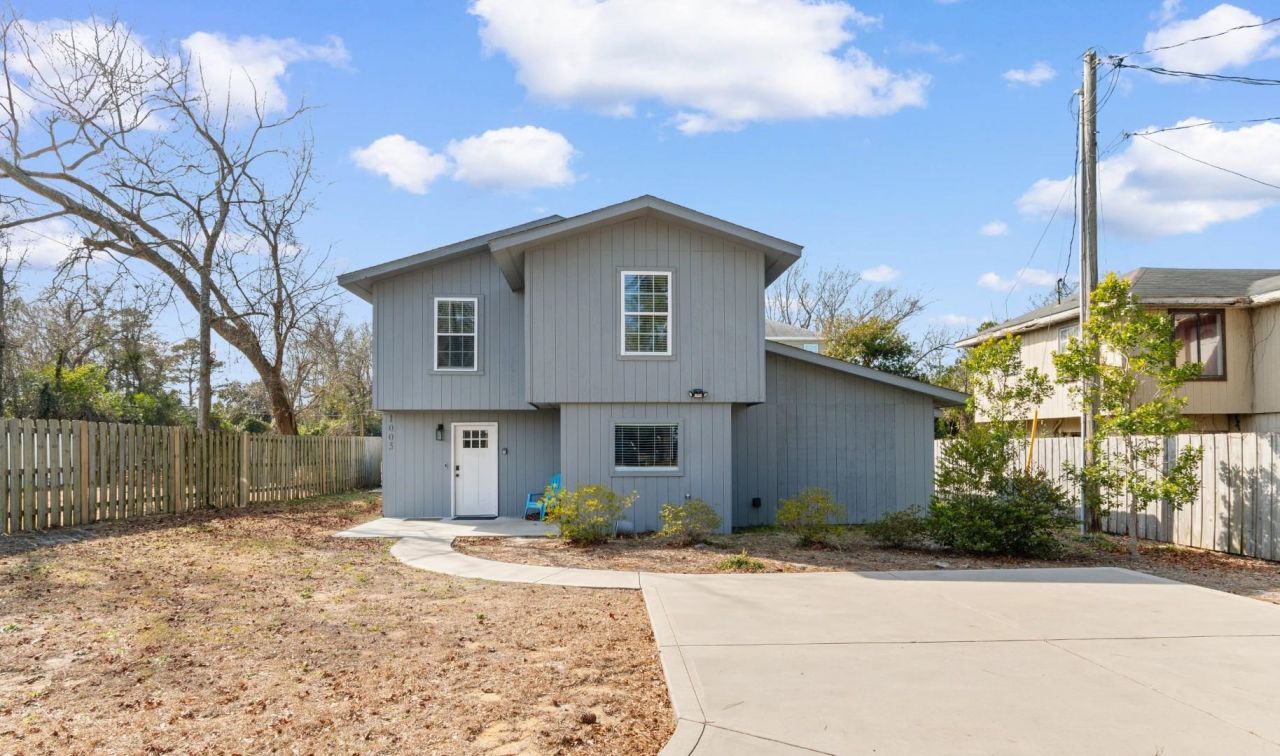 1005 28th Ave. S, North Myrtle Beach, SC 29582 Main Photo