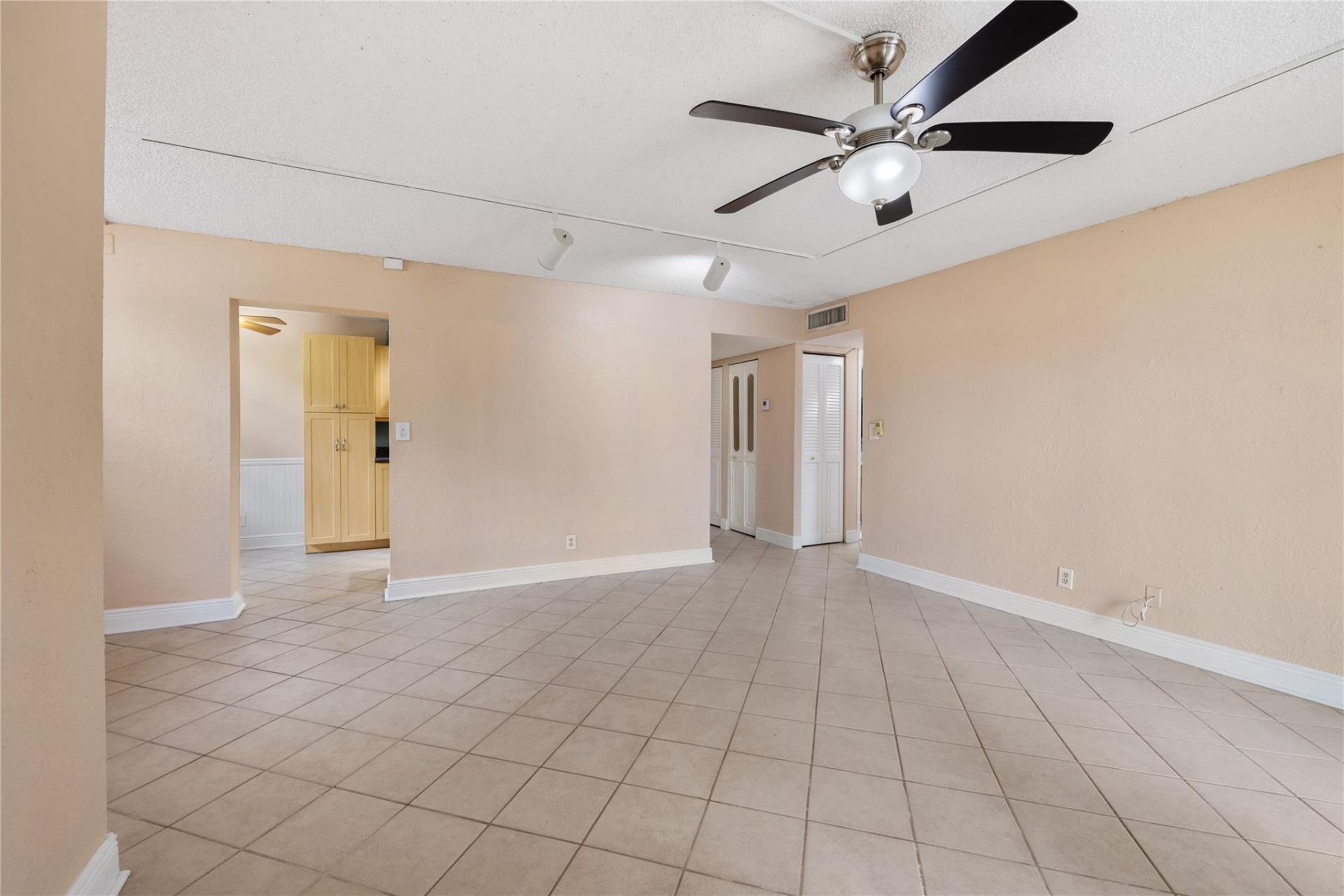 6190 Woodlands Boulevard, Unit 111, Tamarac, FL 33319 Photo