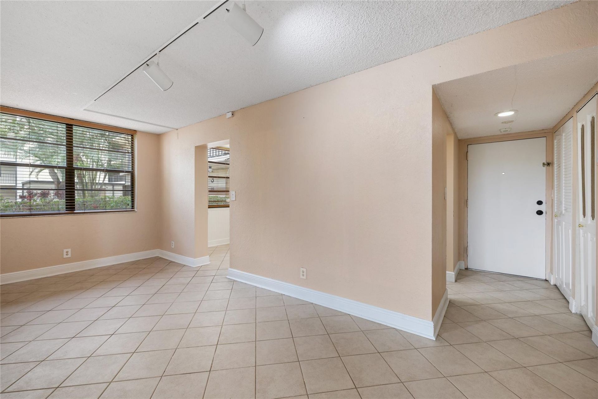 6190 Woodlands Boulevard, Unit 111, Tamarac, FL 33319 Photo