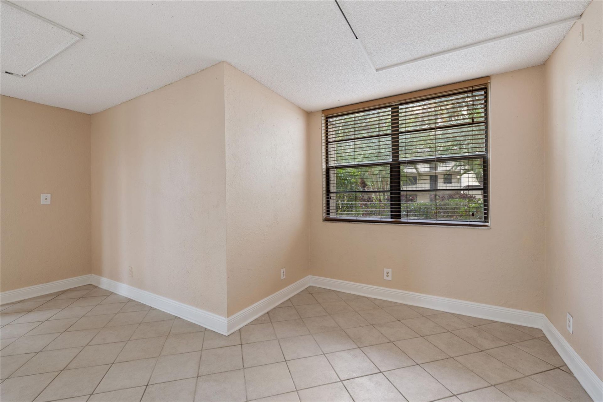 6190 Woodlands Boulevard, Unit 111, Tamarac, FL 33319 Photo