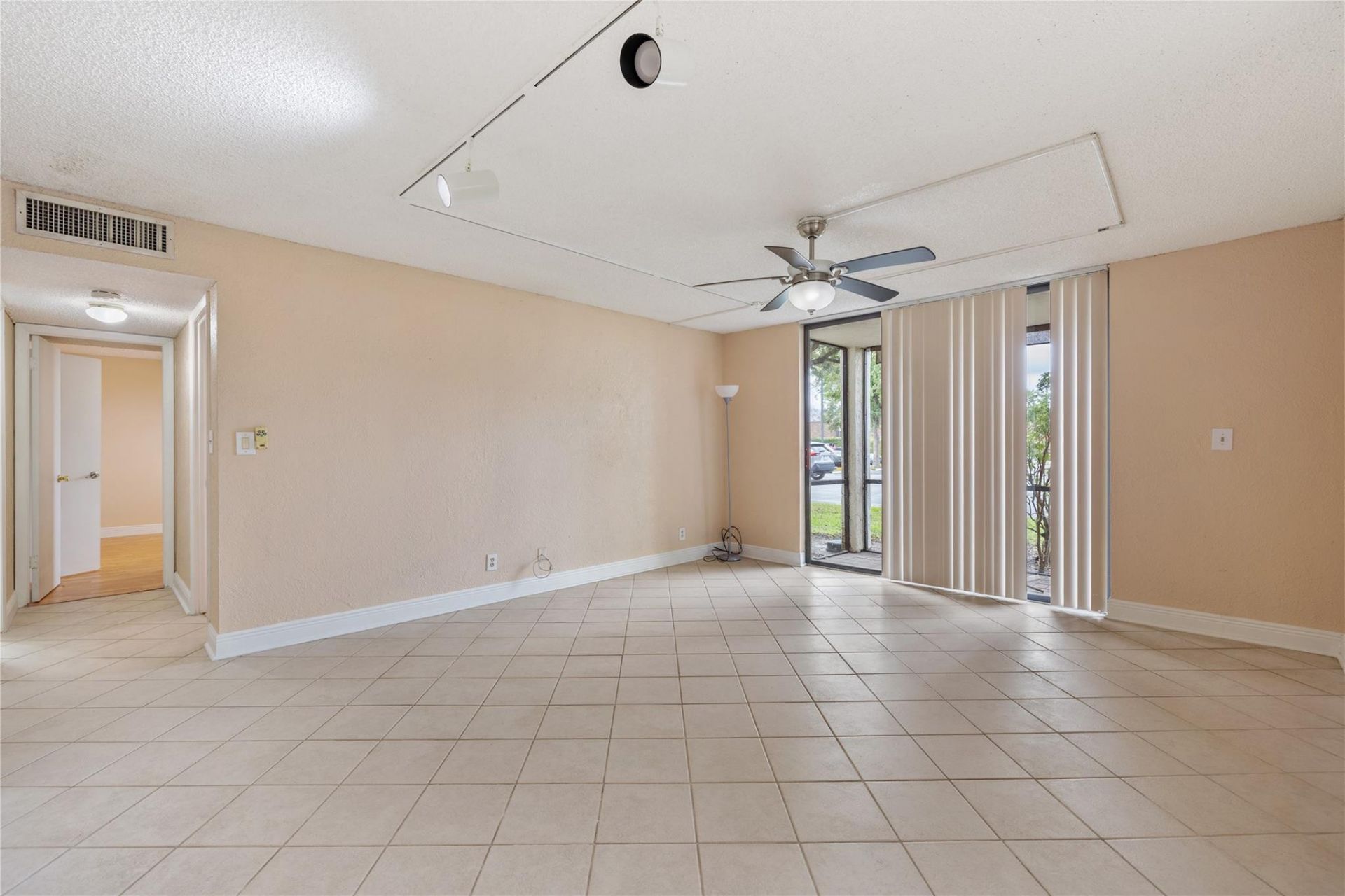 6190 Woodlands Boulevard, Unit 111, Tamarac, FL 33319 Photo
