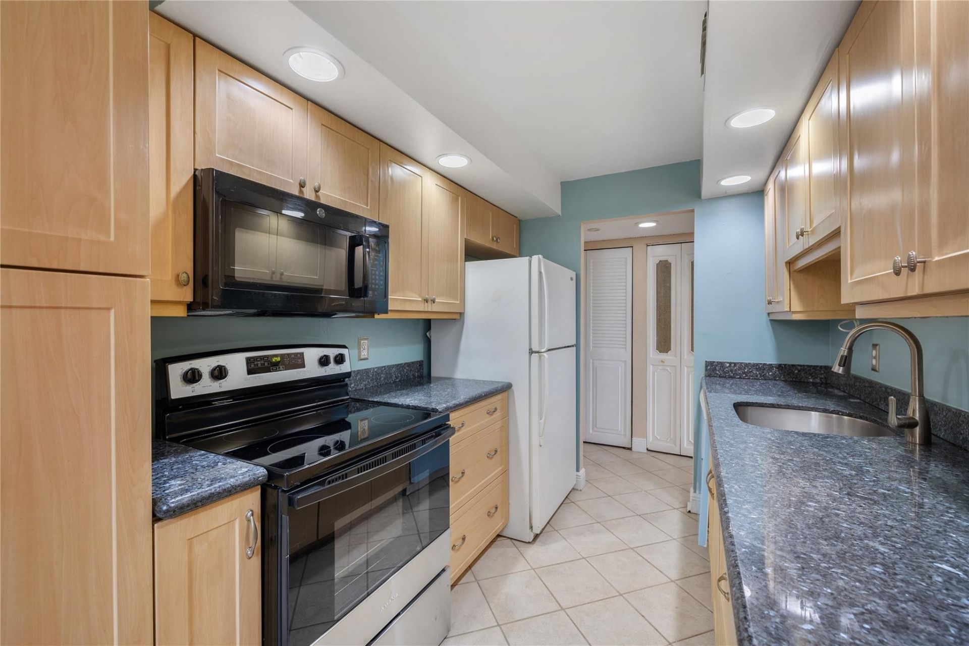 6190 Woodlands Boulevard, Unit 111, Tamarac, FL 33319 Photo