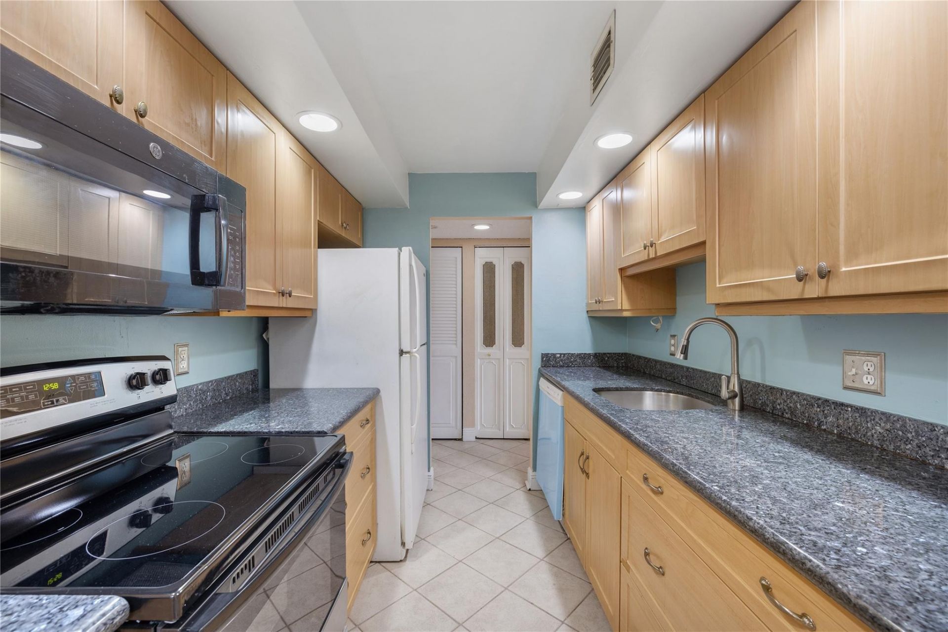 6190 Woodlands Boulevard, Unit 111, Tamarac, FL 33319 Photo