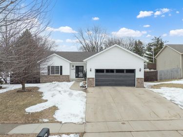 502 Maplebrook Drive NE, Stewartville, MN 55976