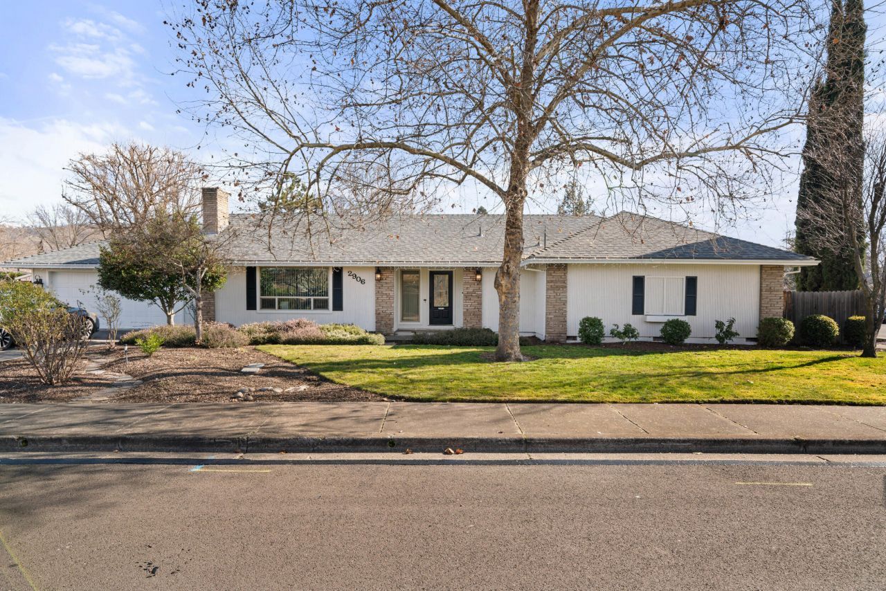 2906 Aldersgate Road, Medford, OR 97504 Main Photo