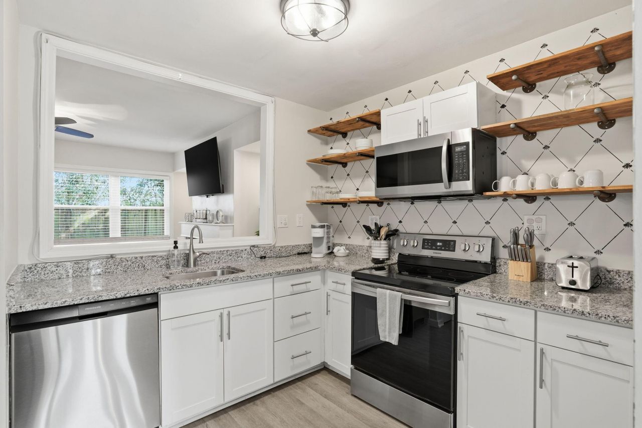 629 Bay Tree Court Photo 8