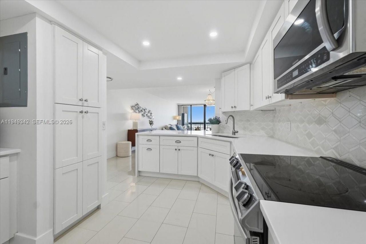 2425 Presidential Way , Unit 1706, West Palm Beach, FL 33401 Photo