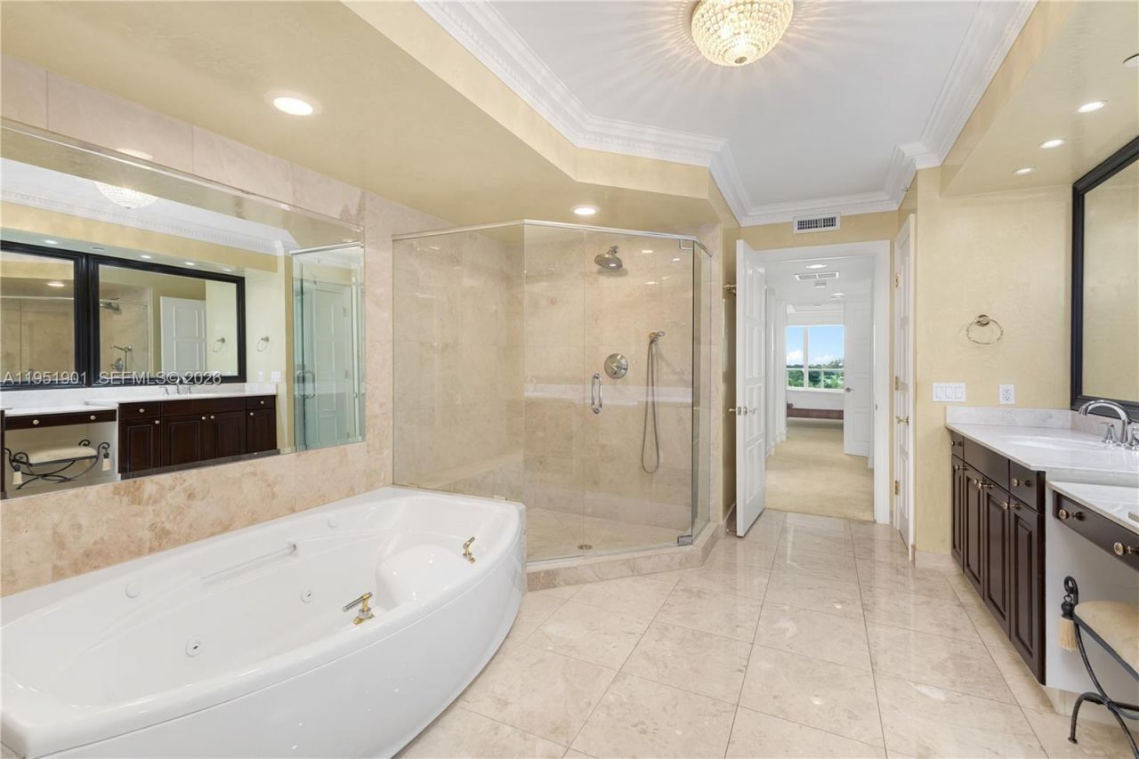 20201 E Country Club Dr , Unit 608, Aventura, FL 33180 Photo