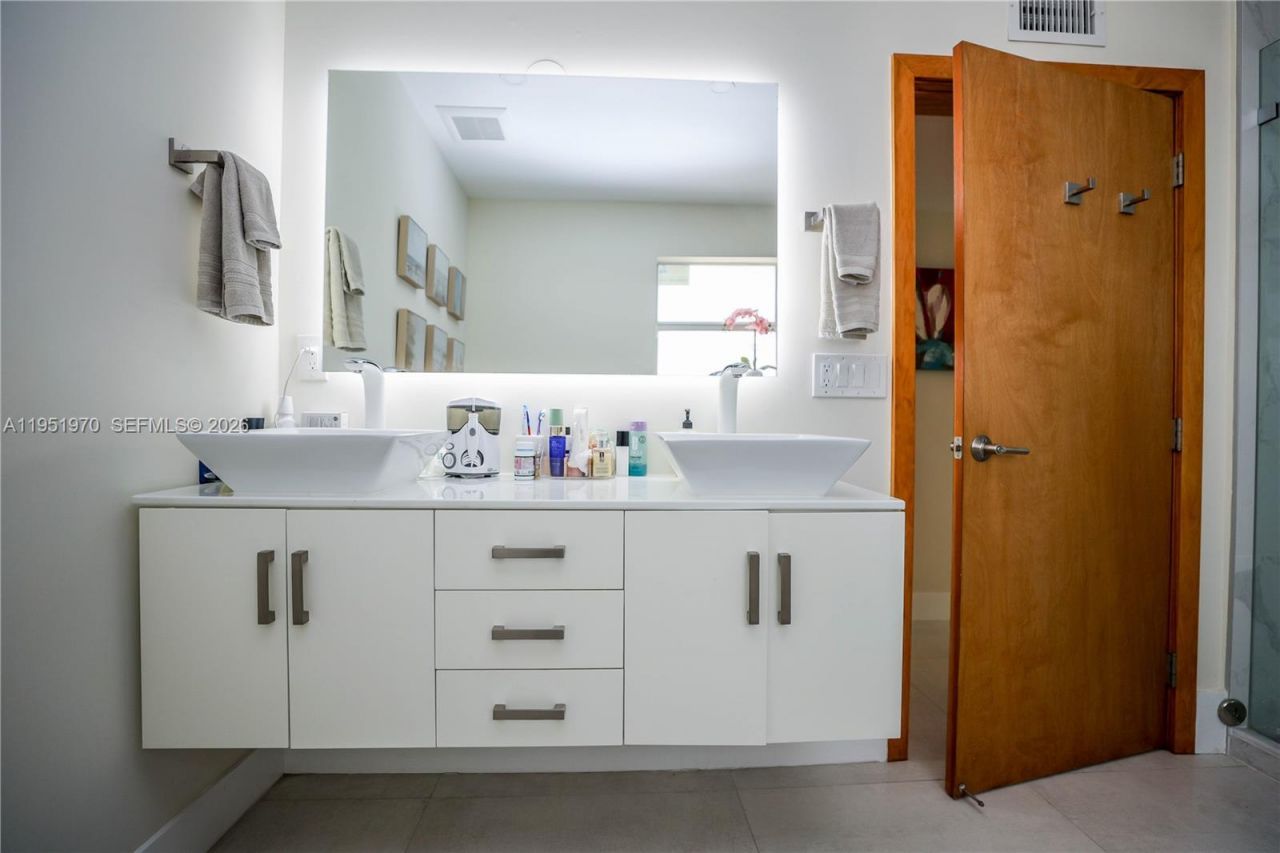 5620 Alton Rd, Miami Beach, FL 33140 Photo