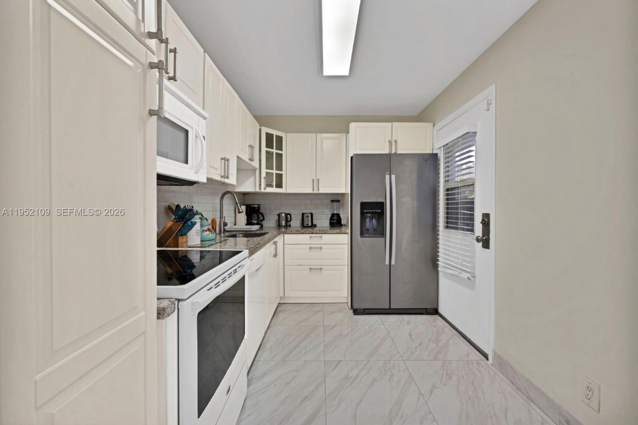 3101 N Country Club Dr , Unit 105, Aventura, FL 33180 Photo