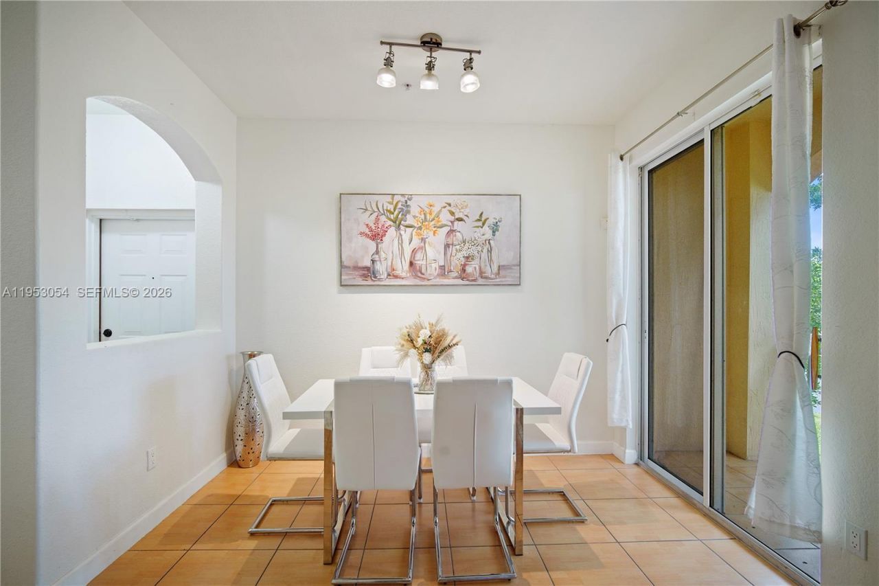 10242 NW 7th St, Unit 209, Miami, FL 33172 Photo