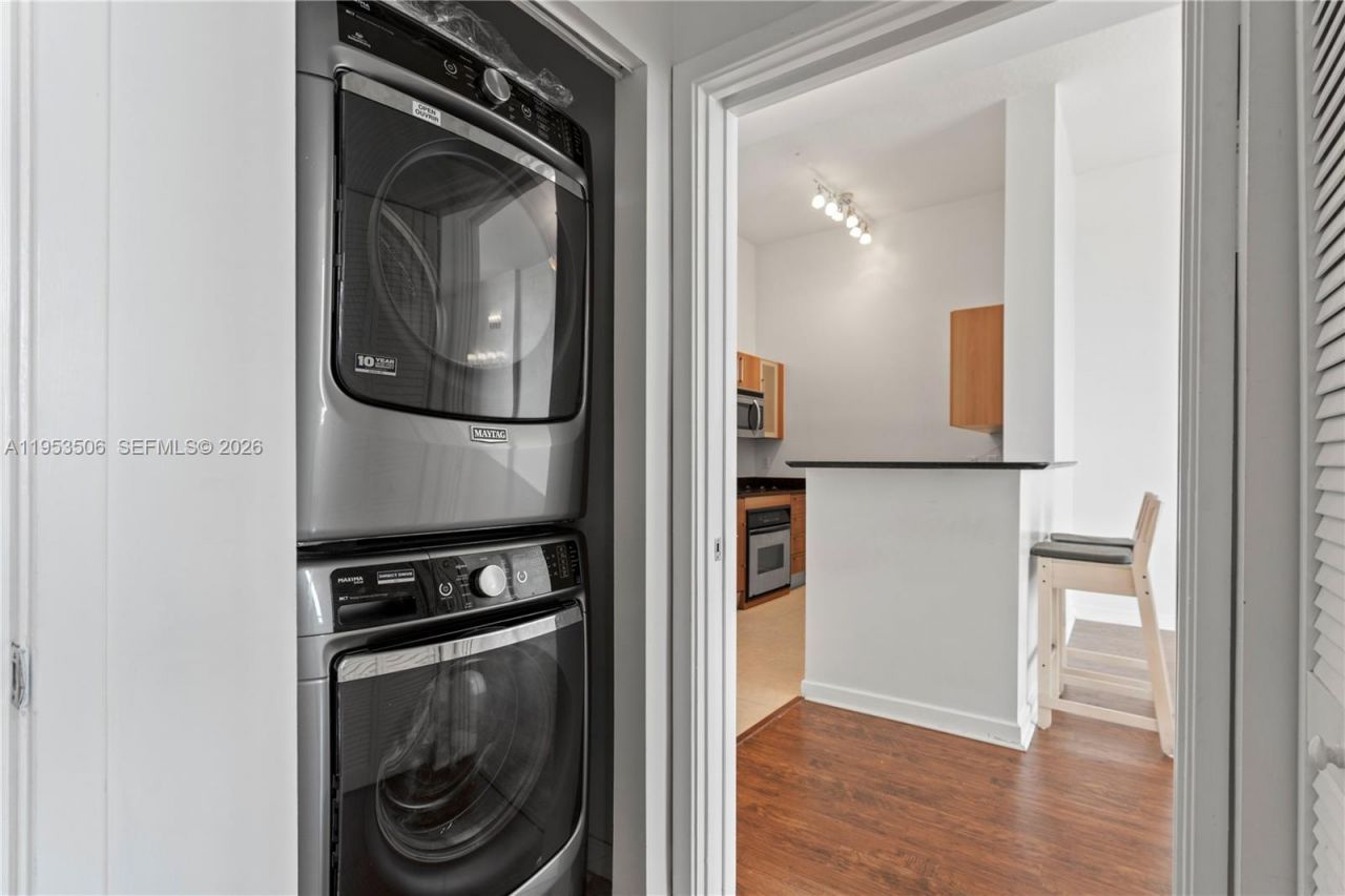 335 S Biscayne Blvd , Unit UPH02, Miami, FL 33131 Photo