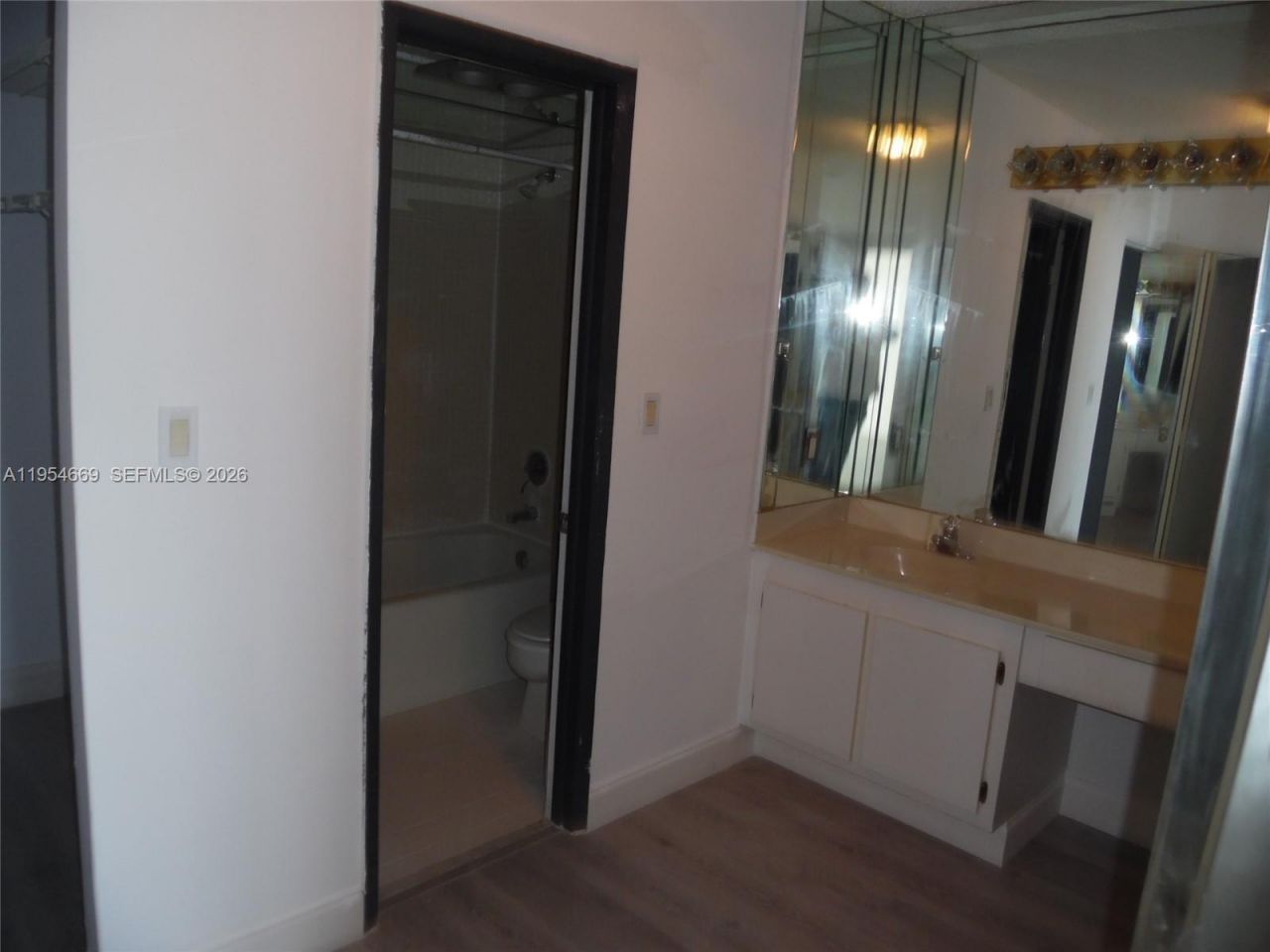 20505 E Country Club Dr, Unit 1135, Aventura, FL 33180 Photo