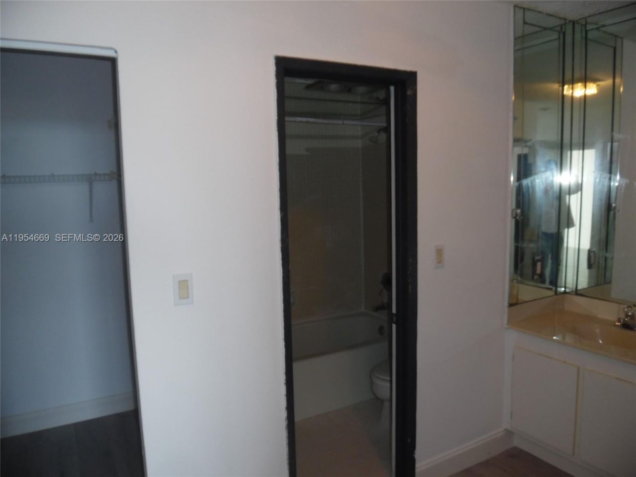 20505 E Country Club Dr , Unit 1135, Aventura, FL 33180 Photo