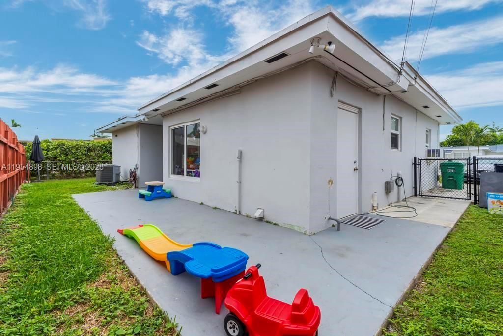 9435-9437 SW 39th St, Miami, FL 33165 Photo