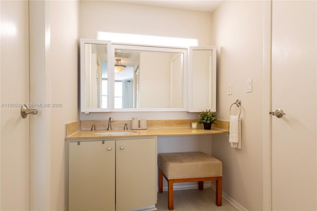 300 Bayview Dr , Unit 2114, Sunny Isles Beach, FL 33160 Photo